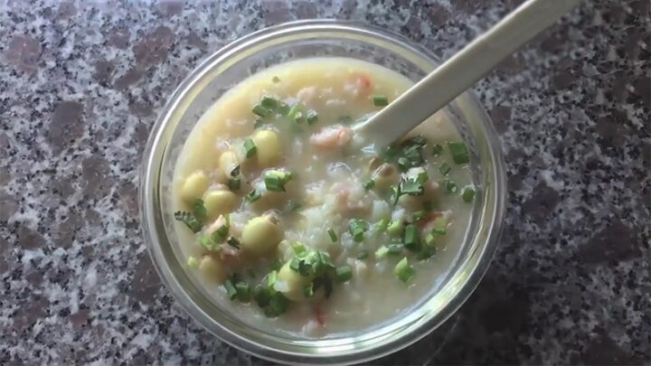 Cháo tôm hạt sen ngọt bùi, tôm nấu với gì cho bé