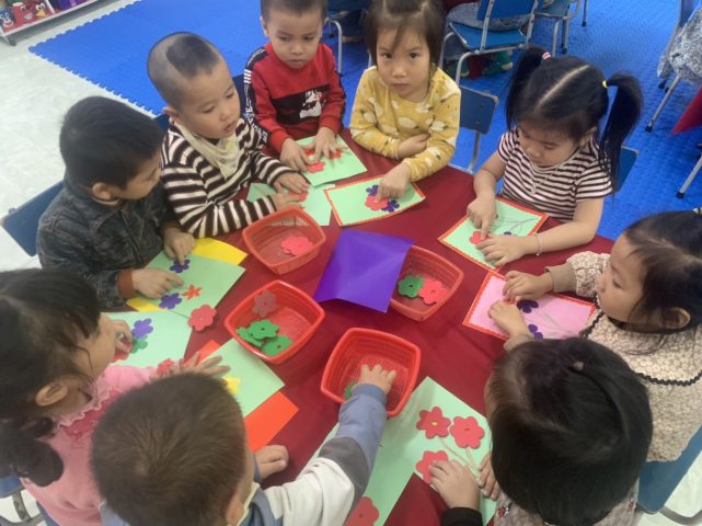 Làm thiệp chúc mừng 20 10: Bước dán hình