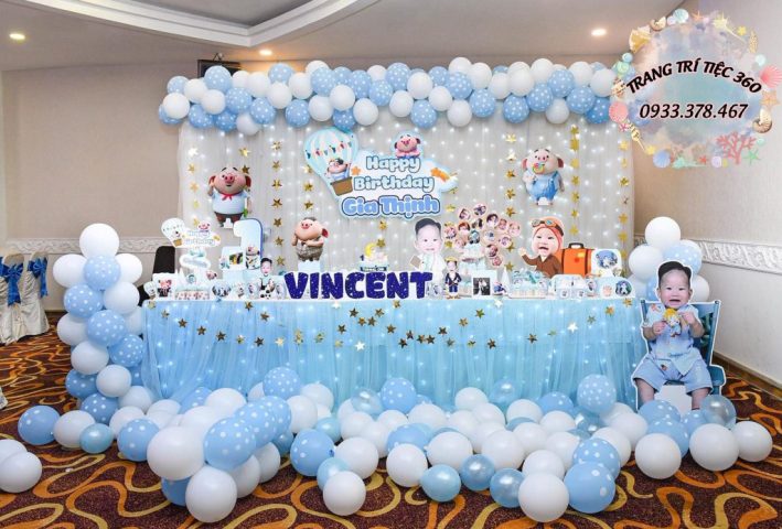 Backdrop trang trí thôi nôi bằng khung vải đèn sang trọng