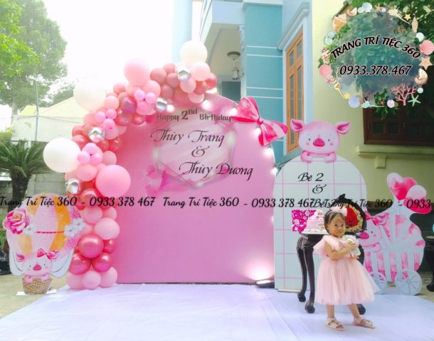 Mẫu trang trí thôi nôi cho bé song sinh bằng fomex 3D chủ đề tuổi heo