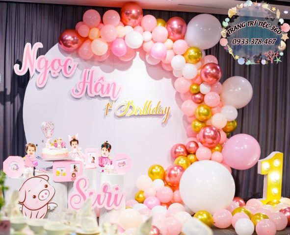 Setup tiệc trang trí thôi nôi cho bé gái Ngọc Hân với tông màu nhẹ nhàng