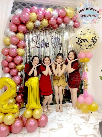 Background trang trí thôi nôi cho bé bằng rèm kim tuyến lấp lánh