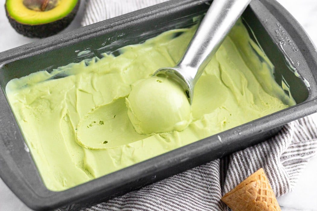 Thưởng thức kem sữa chua bơ tại nhà với topping đa dạng
