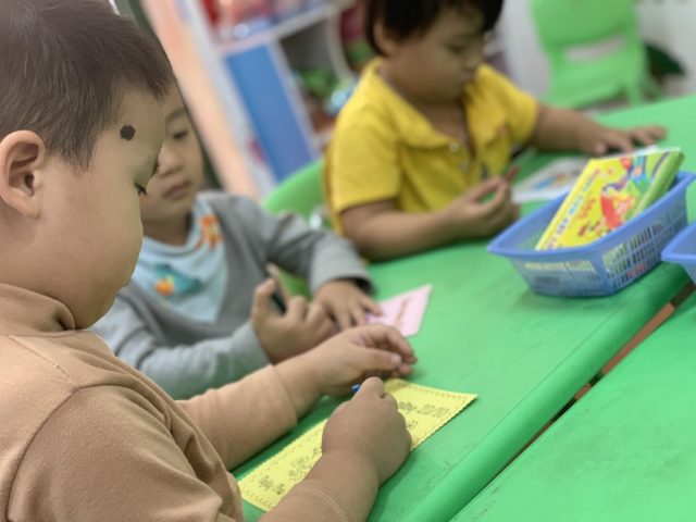 Làm thiệp chúc mừng 20 10: Tấm lòng trẻ thơ