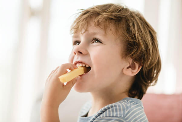 Bé mấy tháng ăn được phô mai và hướng dẫn chi tiết từ A đến Z