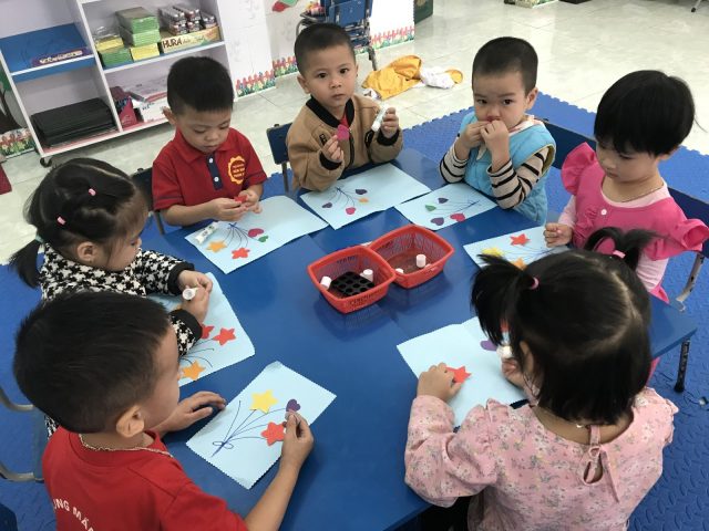 Học sinh mầm non làm thiệp chúc mừng 20 10
