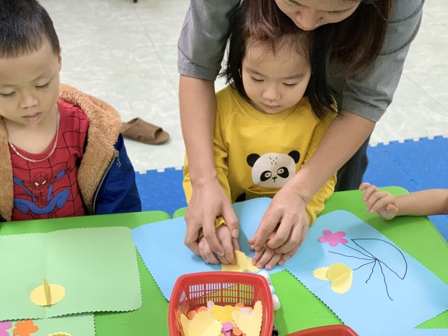 Học sinh thể hiện sự khéo léo khi làm thiệp chúc mừng 20 10
