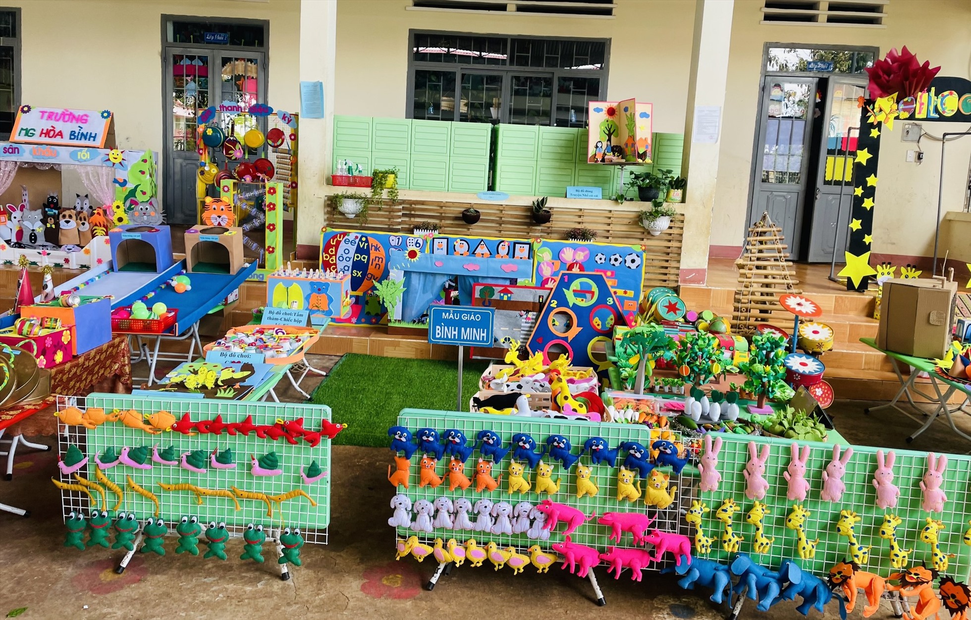 Làm Đồ Chơi Cho Trẻ Mầm Non Bằng Phế Liệu: Hướng Dẫn Chi Tiết A-Z