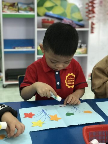 Làm thiệp chúc mừng 20 10: Sự kết hợp của màu sắc