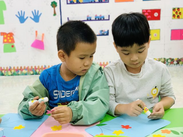 Bé trai với thiệp chúc mừng 20 10 đã hoàn thành