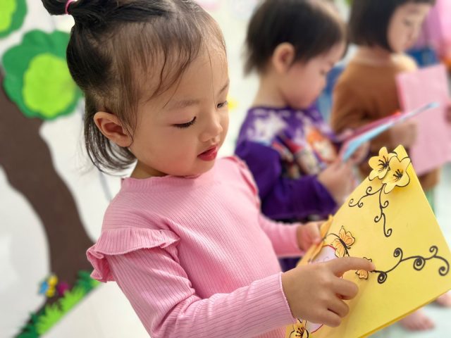 Giáo viên hỗ trợ làm thiệp chúc mừng 20 10