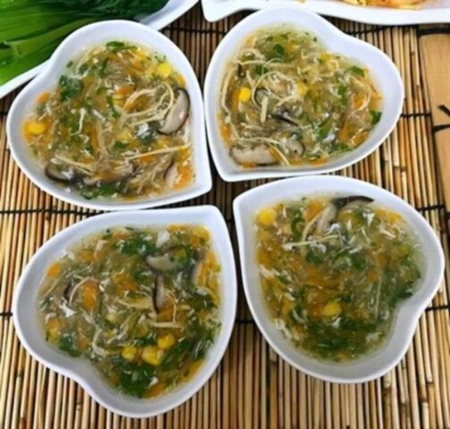 Súp gà, ngô, nấm hương dinh dưỡng trong thực đơn ăn dặm cho bé 10 tháng