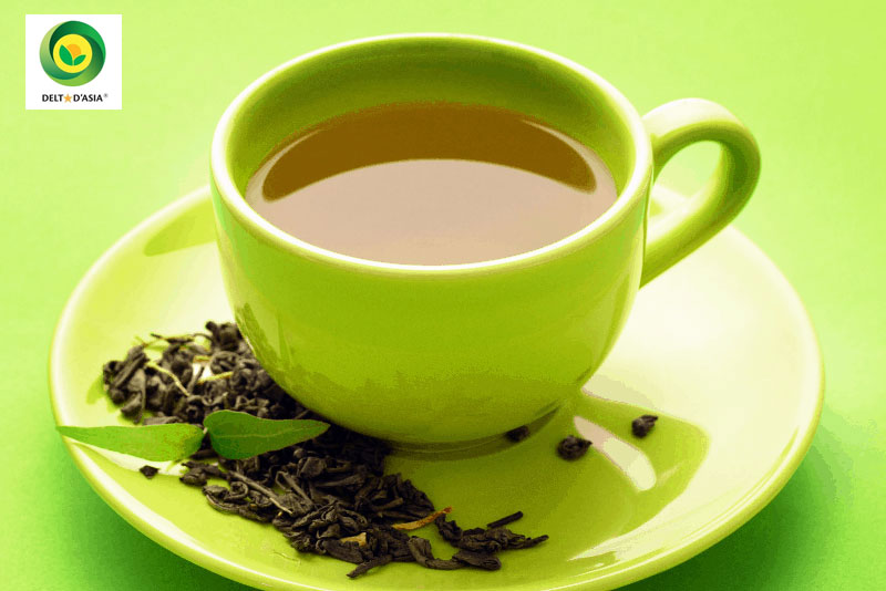 Người mẹ đang chăm sóc em bé, tượng trưng cho những tác dụng của chè vằng đối với phụ nữ sau sinh