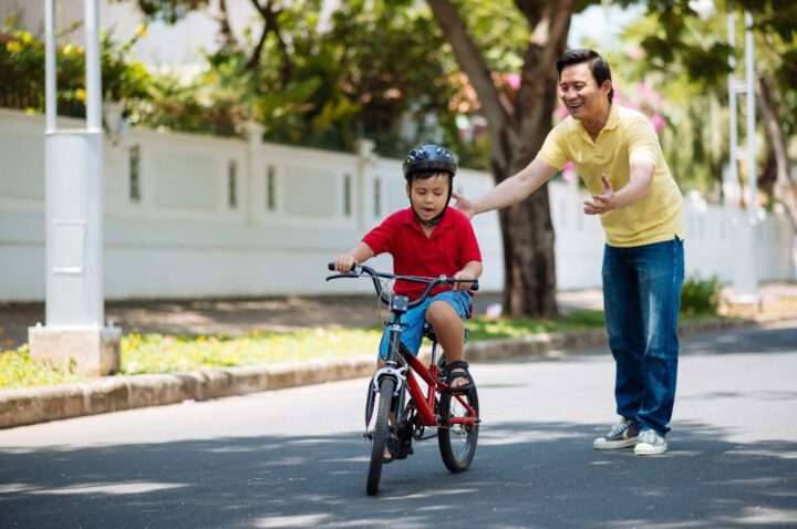 Xe đạp giúp bé 5 tuổi tăng cường kỹ năng giữ thăng bằng.