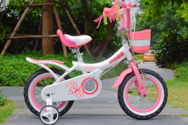 Xe đạp RoyalBaby Jenny màu hồng trắng đẹp mắt cho bé gái 5 tuổi.