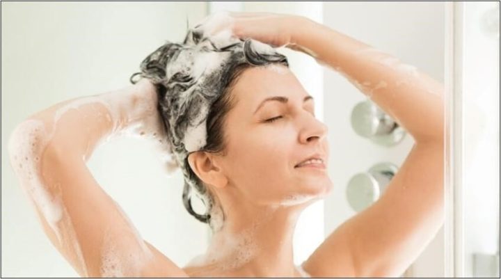 Gội đầu đúng cách trước khi làm thẳng tóc bằng máy sấy