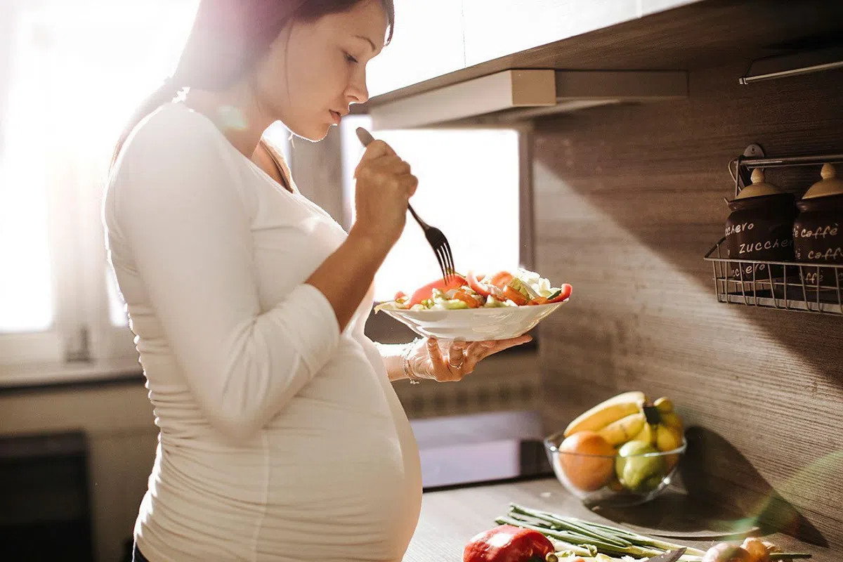 Ăn quá mặn có thể gây huyết áp cao và phù nề cho mẹ bầu, ảnh hưởng tới thai nhi