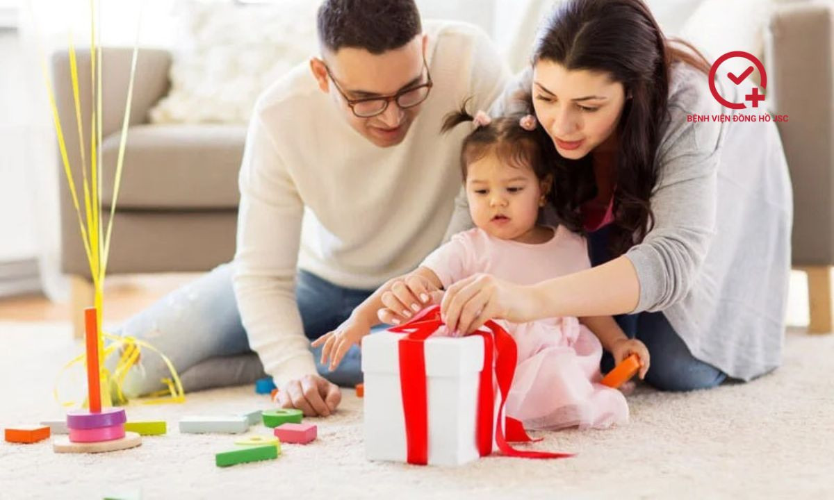 Quà Thôi Nôi Cho Bé Gái: Gợi Ý Ý Nghĩa & Thiết Thực Nhất