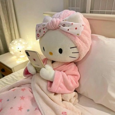 Hình ảnh Hello Kitty dễ thương đang vui vẻ vẫy tay, với chiếc nơ hồng đặc trưng.