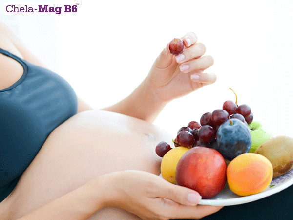 Bà bầu 3 tháng đầu ăn cá lóc được không: Bà bầu đang thưởng thức trái cây tươi ngon