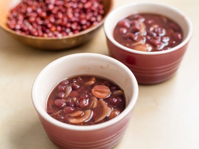 Bà bầu đang ăn chè đậu đỏ, món chè bổ dưỡng và an toàn cho thai kỳ