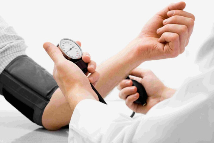 Bà bầu đang lựa chọn những trái vải tươi ngon để bổ sung dinh dưỡng