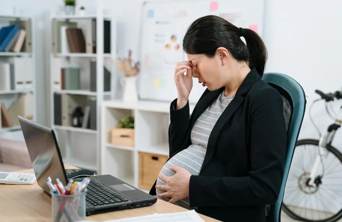 Bà bầu không nên đứng hoặc ngồi quá lâu để tránh phù nề, đau nhức