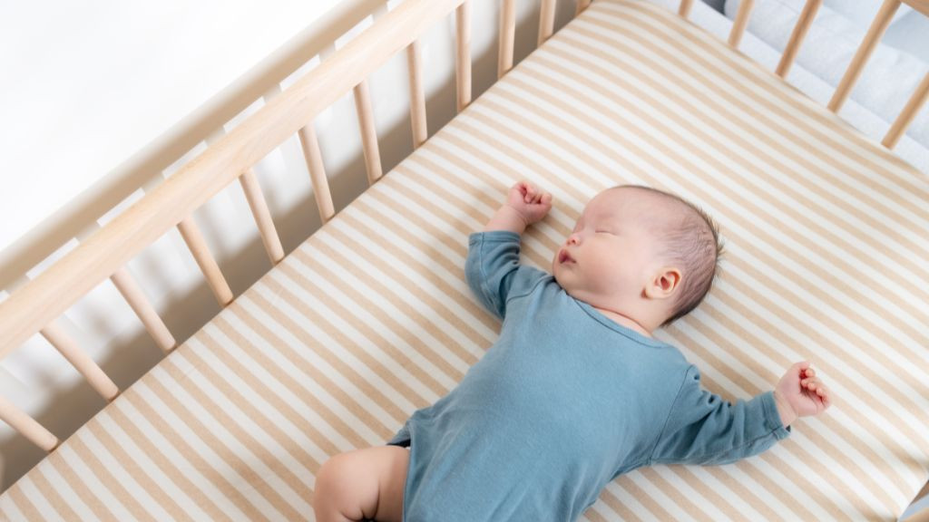 Ba mẹ nên tập cho bé tự ngủ mà không phụ thuộc vào việc ru hay đưa nôi