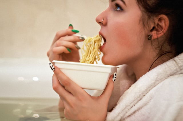 Bà mẹ sau sinh cân nhắc việc bà đẻ ăn tôm được không và tránh các món ăn kém lành mạnh