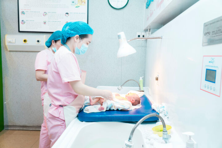 Bác sĩ Bệnh viện Hùng Vương chăm sóc trẻ sơ sinh tại khoa sản
