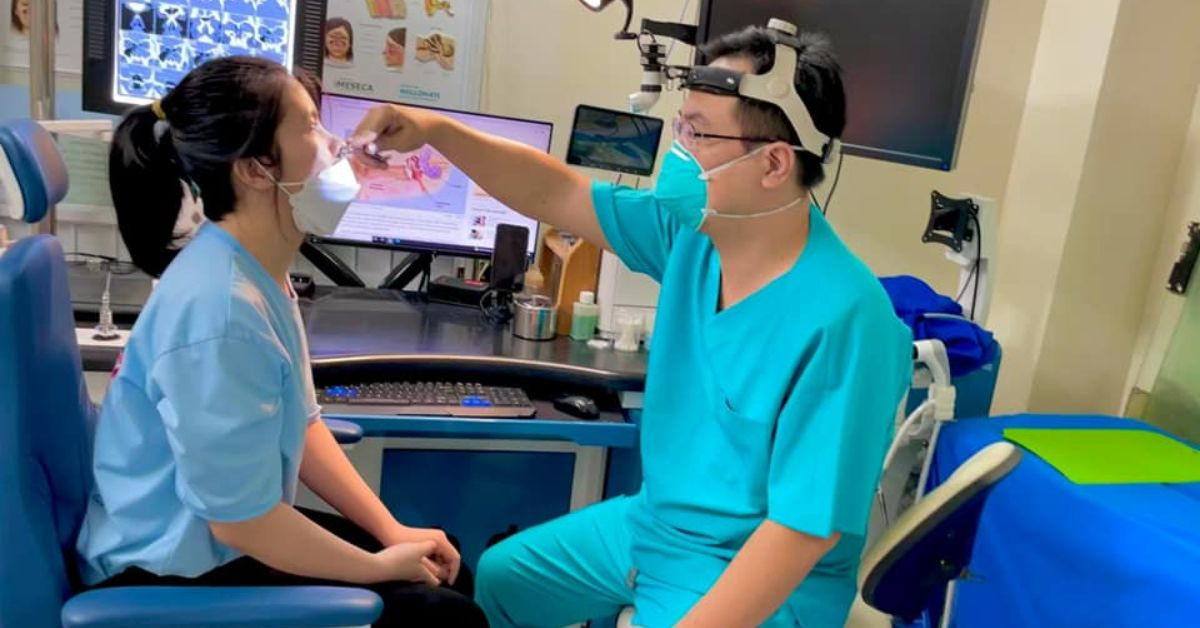 Bác sĩ Duy Huân thăm khám Tai mũi họng cho người bệnh tại phòng khám bác sĩ