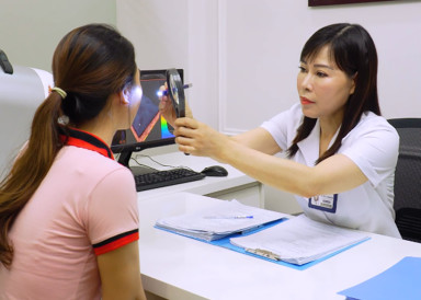 Bác sĩ Lã Hà thăm khám với bệnh nhân ở Lã Hà Clinic