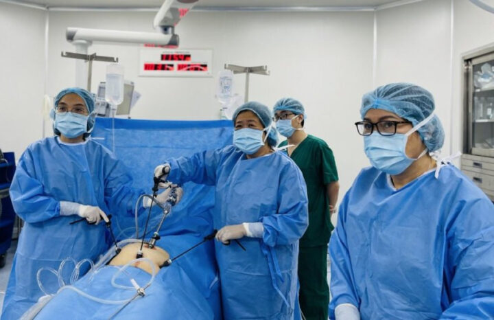 Bác sĩ Nguyễn Bá Mỹ Nhi trong ca phẫu thuật nội soi phụ khoa