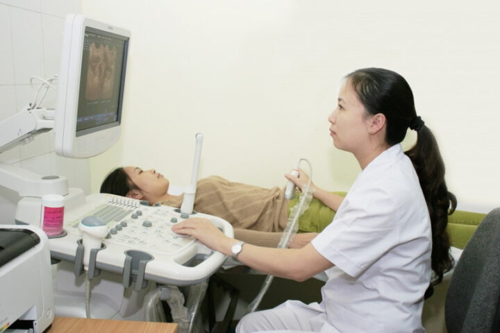 Bác sĩ Nguyễn Phi Anh có hơn 30 năm kinh nghiệm trong lĩnh vực sản phụ khoa tại Đà Nẵng