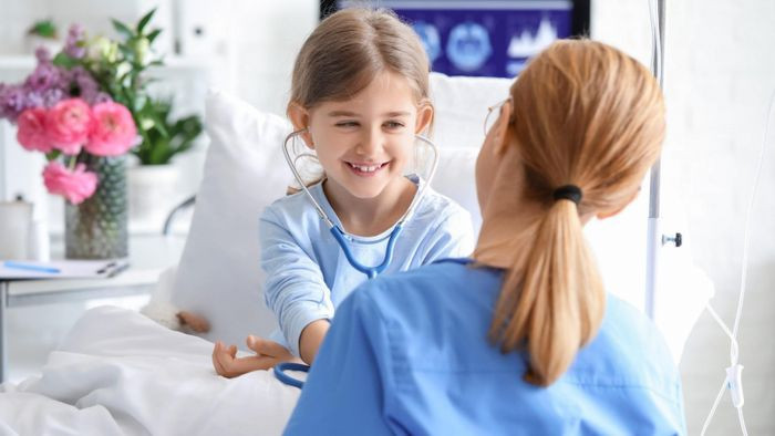 Bác sĩ Phạm Trung Dũng khám và tư vấn tiêu hóa cho trẻ