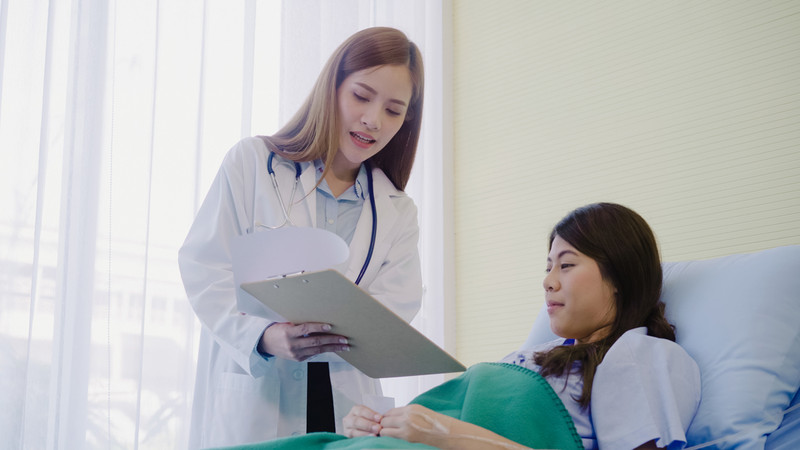 Bác sĩ tư vấn cho bệnh nhân, giải pháp cho tình trạng cai sữa đã lâu mà vẫn còn sữa
