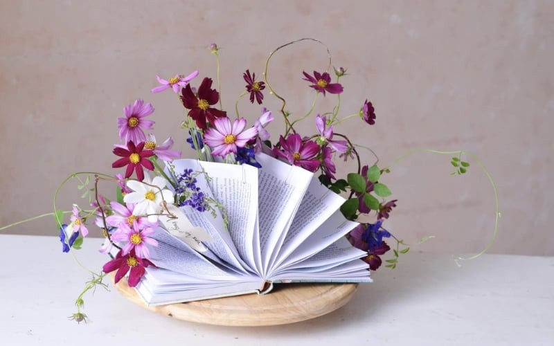 Bài thuyết trình cắm hoa chủ đề Cuốn sách mở ra
