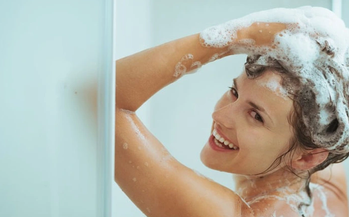 Gội đầu buổi sáng có tốt không? Giải đáp chi tiết từ chuyên gia