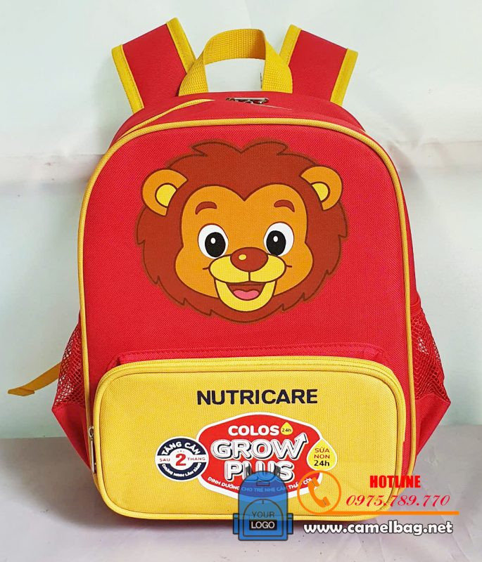 Balo trẻ em Nutricare màu xanh, sản phẩm quà tặng khuyến mãi của các hãng sữa, tương tự chiến lược của công ty sản xuất bỉm Bobby