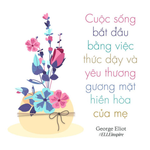 Bàn chân nhỏ bé của em bé được mẹ nhẹ nhàng nâng niu