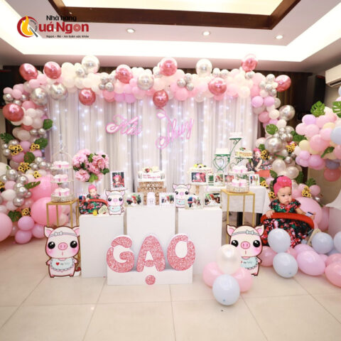 Bàn tiệc thôi nôi tại nhà được trang trí chi tiết với bánh kem và phụ kiện, cho thấy tầm quan trọng của việc dự trù ngân sách trang trí.