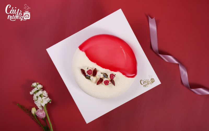 Bánh entremet nhiều lớp với bề mặt gương sáng bóng