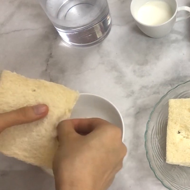Bánh mì đã xé sẵn sàng cho công thức cháo bánh mì táo bổ dưỡng