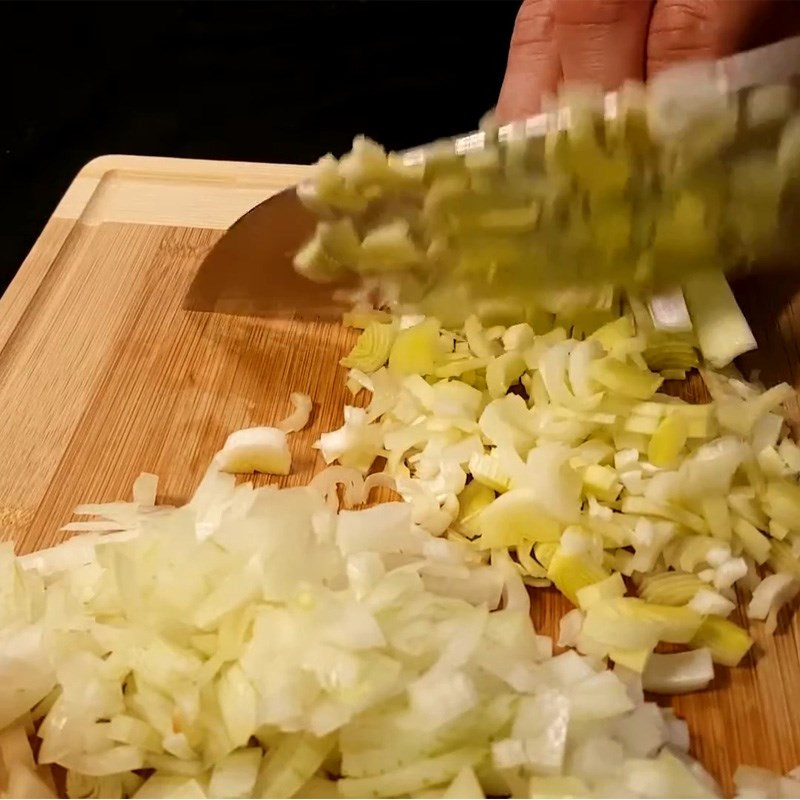 Bánh mì nướng cắt hạt lựu, dùng kèm súp kem đậu Hà Lan cho bé