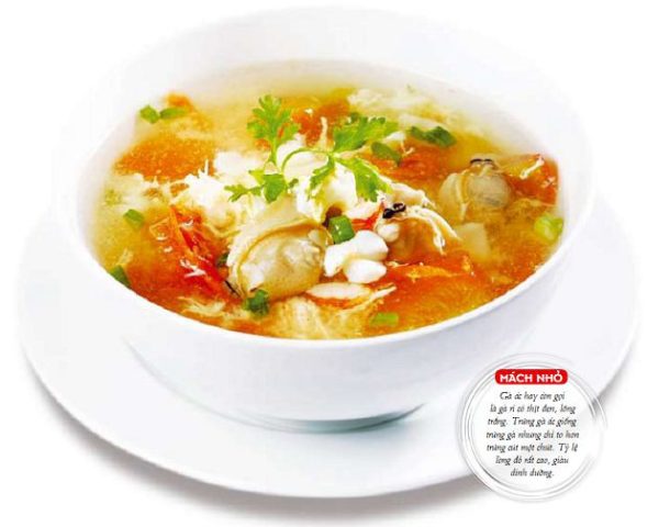 Bát canh cà chua trứng với hành lá và rau mùi