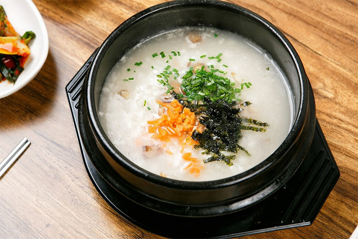 Bát canh rong biển ấm nóng với đậu phụ và rau xanh, tốt cho sức khỏe