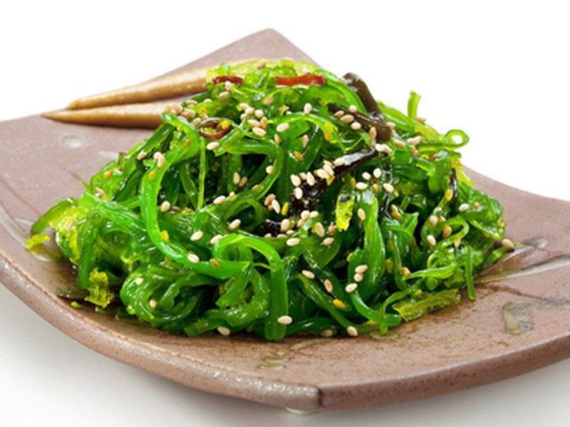 Bát canh rong biển giàu dinh dưỡng, minh họa việc ăn rong biển không béo
