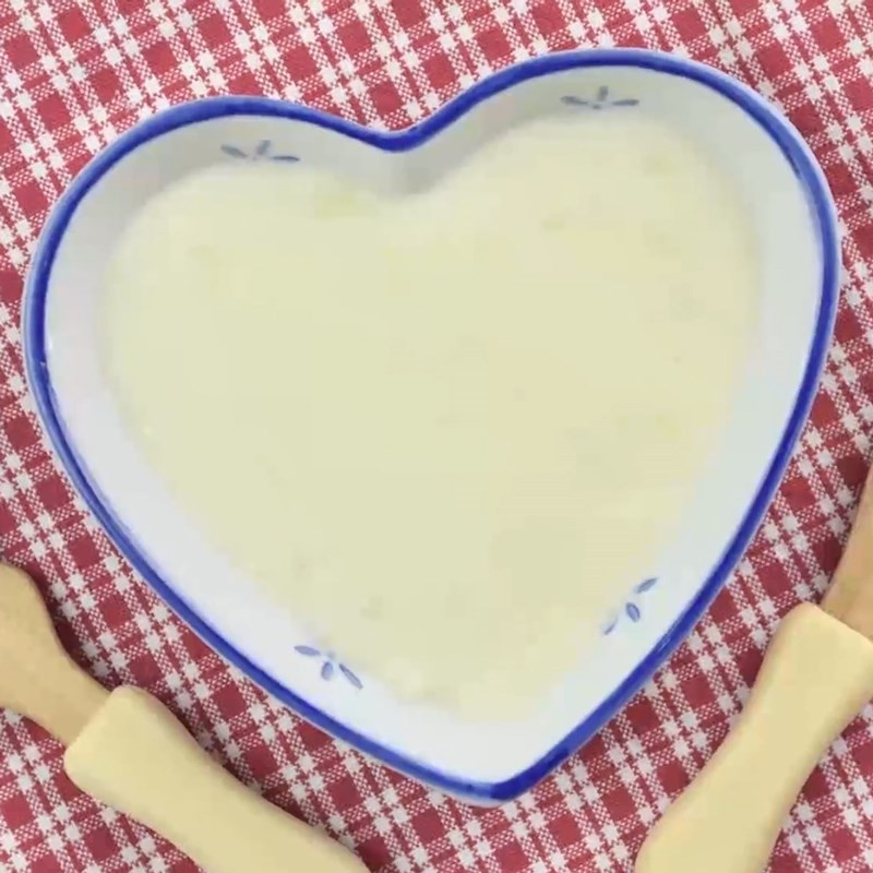 Bát cháo bánh mì sữa bột mịn màng, hấp dẫn cho bé ăn dặm