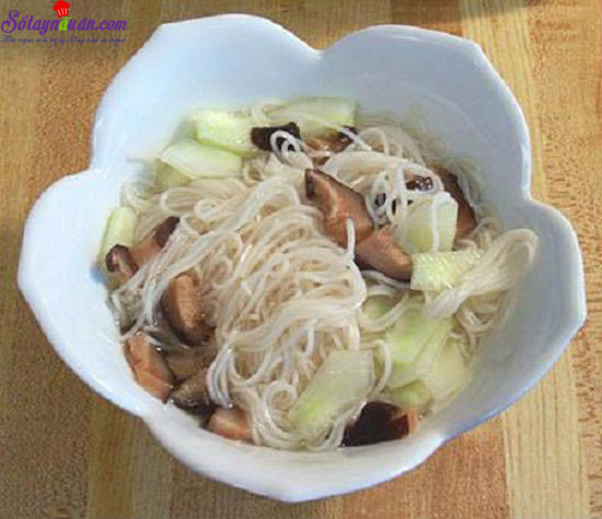 Bát mì somen Nhật Bản hoàn chỉnh với nhiều topping