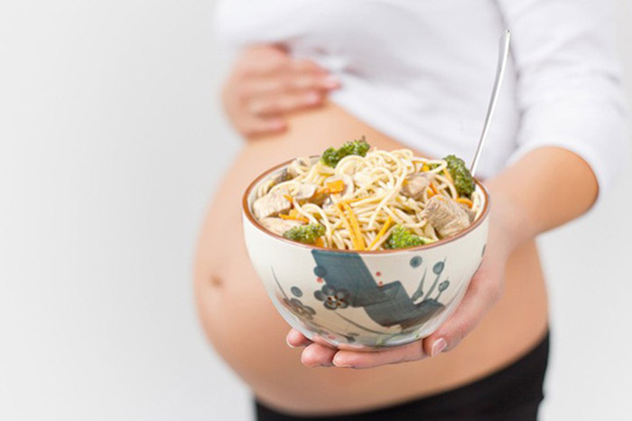 Bầu có được ăn mì tôm không: Thông tin mẹ cần biết